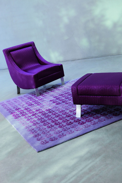 Polyvalente, la chauffeuse Trocadéro prend place dans un salon ou devient fauteuil de salle à manger; ici sur le tapis Roses