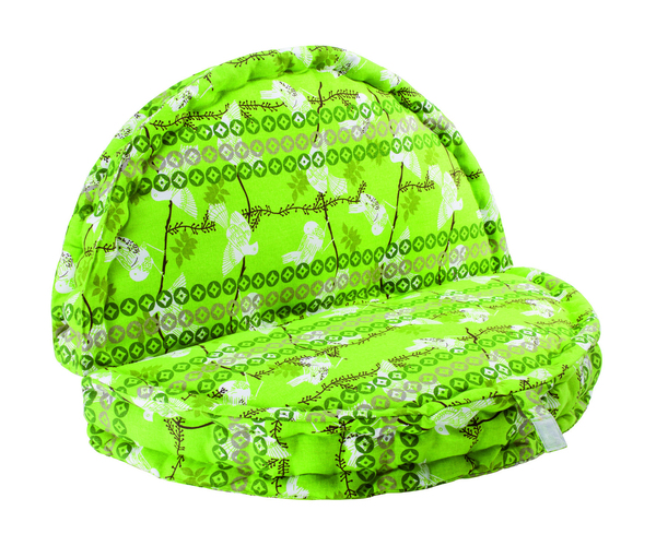 Un coussin aux couleurs de la nature. Une poignée en tissu permet de le transporter facilement lorsqu’il est plié. 60 cm de diamètre déplié x ép. 10 cm. 29,95 €. Coussin demi-lune oiseaux verts. Nature & Découvertes.