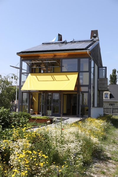 Le toit de l’écomaison se distingue avec ses deux cheminées à ventilation naturelle