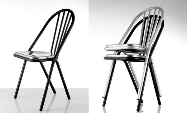 Le tube est en aluminium noir satin et l’assise en aluminium poli et verni. Vous pouvez  choisir la couleur de l’assise : de l’aluminium noir, blanc ou couleur métal gris ainsi que deux variantes de bois. Premières chaises empilables, elles sont protégées par un vernis leur permettant de s’utiliser à l’extérieur comme à la l’intérieur.