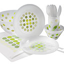 Vaisselle à pois en plastique. Le saladier de 28 cm de diamètre : 2 €. Le lot de 4 assiettes : 2,50 €. Casino.