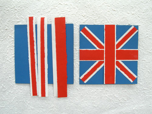 Déchirez les papiers avec une règle et collez les bandes bicolores