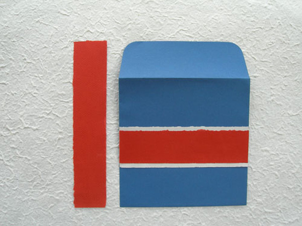 Collez 1 bande bicolore sur l'enveloppe pour écrire l'adresse du destnataire