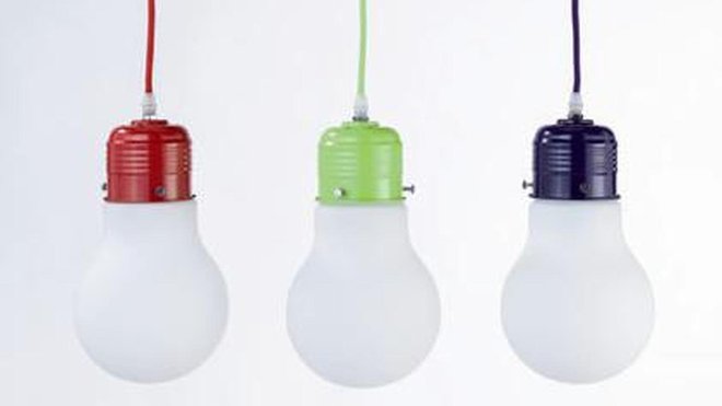 Suspension Astro en verre et métal peint rouge, pomme ou mauve. Dim : H 15 x D 15 cm, prix : 34,90 euros