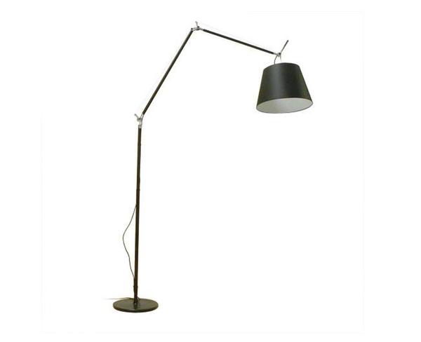Et le lampadaire Tolomeo s'habille exclusivementde noir mat