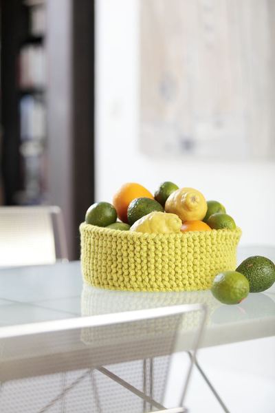 Une corbeille à tricoter unie dans un coloris de fruit ou totalement contrasté