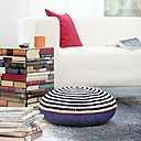 En forme de cible ou de capsule, ce coussin trouvera naturellement sa place dans votre salon