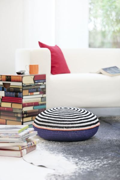 En forme de cible ou de capsule, ce coussin trouvera naturellement sa place dans votre salon