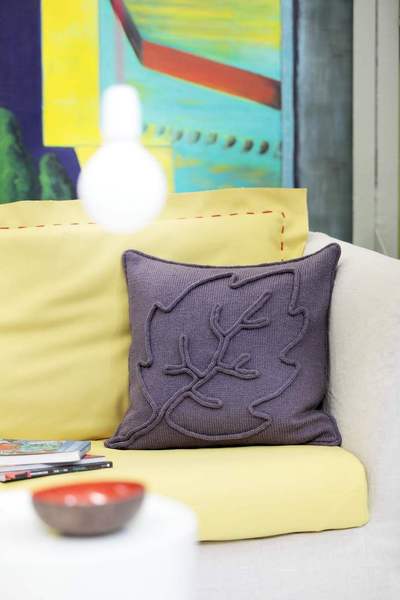 Feuille d'érable, de chêne ou de marronnier: rendez vos fauteuils beaux confortables en les accessoirisant de coussins tricotés