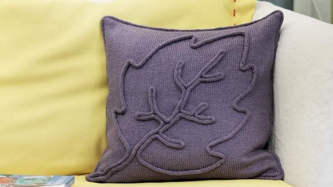 Feuille d'érable, de chêne ou de marronnier: rendez vos fauteuils beaux confortables en les accessoirisant de coussins tricotés