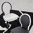 Inspiration classique pour "La Chaise" aux élégantes courbes se prêtant aussi bien à un environnement contemporain que plus inscrit dans la tradition. Jeu de noir et blanc sur le tapis Figure noir