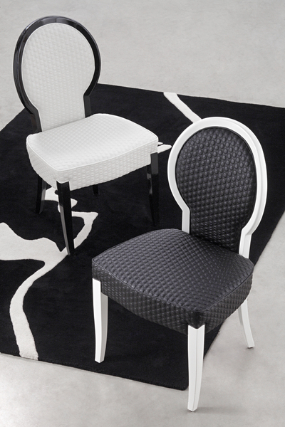 Inspiration classique pour "La Chaise" aux élégantes courbes se prêtant aussi bien à un environnement contemporain que plus inscrit dans la tradition. Jeu de noir et blanc sur le tapis Figure noir