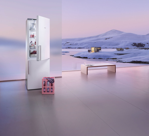 Priorité économies d’énergie pour ce réfrigérateur à poser. La technologie LowFrost réduit la formation de givre dans le congélateur tandis que le système Power Ventilation brasse l’air de haut en bas le long de la paroi arrière pour garantir une homogénéité de la température. Volume total 339 l. Classe A+++. Réfrigérateur combiné Cool Efficiency KG 39 EAI 40. Siemens.