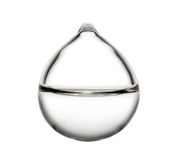 « L’eternal Ice drop » a pour objectif d’agir sur la valeur de la perception que l’on accorde à un objet aussi éphémère qu’un glaçon. Il s’agit d’un glaçon réutilisable, l’eau qu’il contient gèle après quelques heures au congélateur et, en retrouvant son état liquide, elle diffuse sa fraicheur à  travers les parois en verre. 5.5 Designers/Hennessy. Prototypes. ©Hennessy