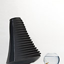 « FraîchePo » se substitue au climatiseur électrique. Sous l’effet de la chaleur, l’eau contenue dans le pot s’évapore et le cœur de « FraîchePo » se remplit alors d’air frais. Cet air se diffuse ensuite dans la pièce grâce à un petit ventilateur solaire.Machin Machin- Fred Sionis, Jérôme Garzon. Prototype.