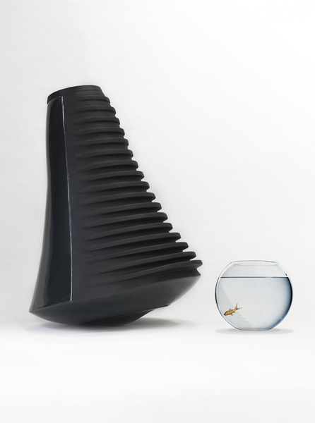 « FraîchePo » se substitue au climatiseur électrique. Sous l’effet de la chaleur, l’eau contenue dans le pot s’évapore et le cœur de « FraîchePo » se remplit alors d’air frais. Cet air se diffuse ensuite dans la pièce grâce à un petit ventilateur solaire.Machin Machin- Fred Sionis, Jérôme Garzon. Prototype.