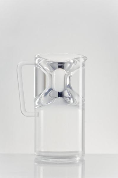 Valoriser l’eau du robinet dans l’utilisation culinaire est un des axes de réflexion d’Olivier Gassies. Avec ses carafes « Eau fraîche » et « Eau vive », il va jouer sur les effets visuels, gustatifs et olfactifs de l’eau, et ainsi éliminer le goût du chlore. Olivier Gassies/VIA. Prototype. ©Olivier Gassies.