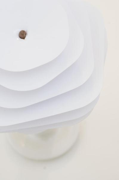 Dans ses recherches pour « domestiquer l’eau », Olivier Gassies propose une série de collecteurs destinés à favoriser l’utilisation de ressources alternatives dans l’habitat. Il s’agit de remplacer l’eau du robinet par la pluie, la rosée ou encore l’eau obtenue grâce à l’humidité ambiante. Olivier Gassies-VIA. Point du jour / Ondée / Averses.  Prototypes. ©Olivier Gassies.