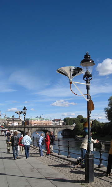 « Tropique-eau » est une fontaine publique d’un nouveau genre. Elle se greffe sur des éléments existants (arbres, lampadaires, bâtiments…) pour donner à boire au public à l’endroit  où il se trouve. Autonome, elle tire profit des eaux pluviales. Isabelle Daëron/ENSCI. Concept. ©Isabelle Daëron