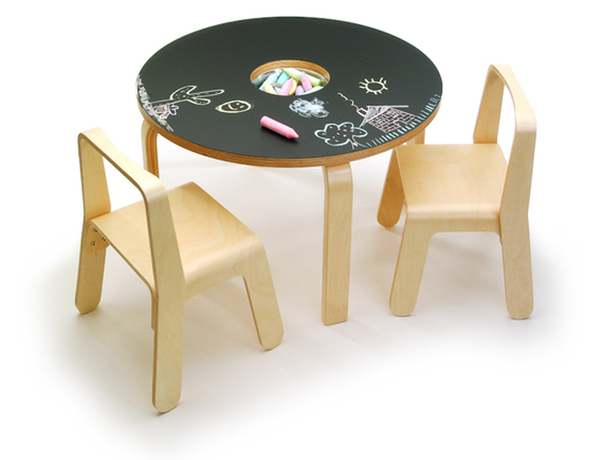 Avec son plateau ardoise, la table Offi signée Karim Rashid laisse libre cours à l'imagination des petits