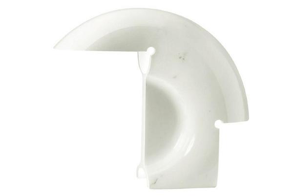 Avec un poids non négligeable de 7,6 kg, cette lampe minérale séduit par cette allure unique. Véritable sculpture taillée dans du marbre, la lampe Biagio est une œuvre exceptionnelle. Son prix est de 4 402 €.