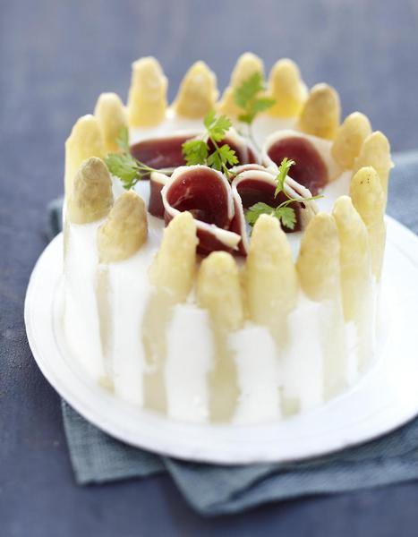 Une couronne d’asperge magnifiée par la teinte lie-de-vin du magret