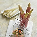 Délicieuse servie avec des poissons, la sauce vierge l’est tout autant avec des asperges