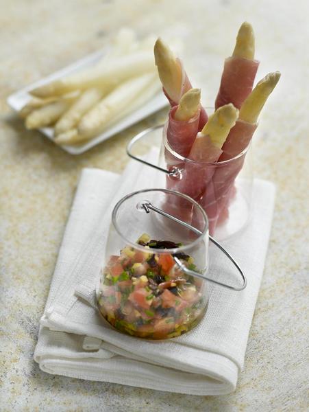 Délicieuse servie avec des poissons, la sauce vierge l’est tout autant avec des asperges