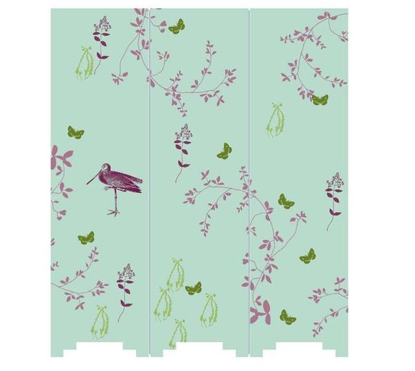 Un échassier converse avec les papillons sur le paravent « Jardins magiques ». En bois, sérigraphié à la main. L.135 x H.160 cm. 360 €. Atelier LZC.