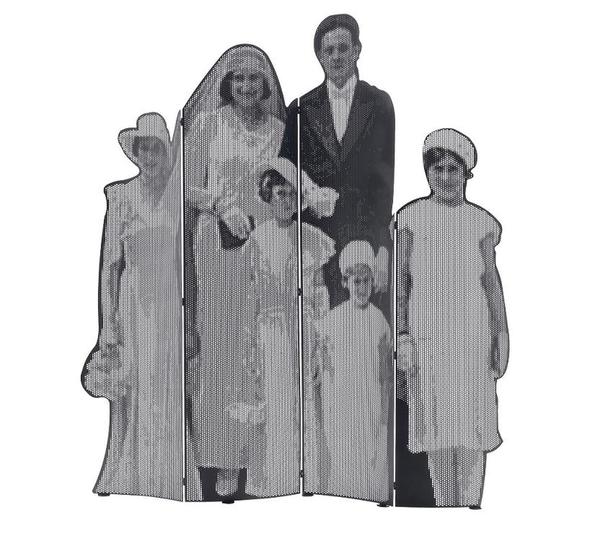 Le paravent Epoc est animé par des figures agréablement désuètes. Structure en acier et finitions en laquage polyester. L.200 x H.192 cm. A partir de 990 €. Ex’primae.