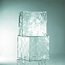 Le cube de rangement avec porte Optic s’empile ou s’aligne, selon les envies. Jeu de couleurs et de reflets pour ces cubes en PMMA qui s’utilisent aussi bien à l’intérieur qu’à l’extérieur. L.41 x H.41 cm. 205 €. Kartell