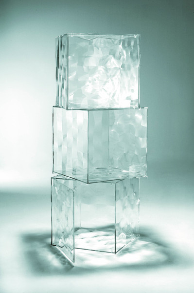 Le cube de rangement avec porte Optic s’empile ou s’aligne, selon les envies. Jeu de couleurs et de reflets pour ces cubes en PMMA qui s’utilisent aussi bien à l’intérieur qu’à l’extérieur. L.41 x H.41 cm. 205 €. Kartell
