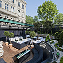 La décoration de la terrasse a été totalement repensée et le style des jardins à la française du second empire offre une vision plus contemporaine