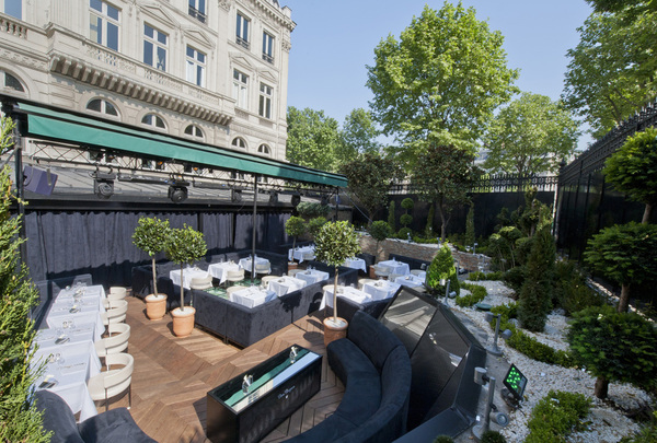 La décoration de la terrasse a été totalement repensée et le style des jardins à la française du second empire offre une vision plus contemporaine