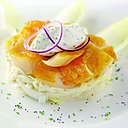 Strates aux goûts multiples dont la dernière est colorée par le rocou, teintant naturellement le haddock