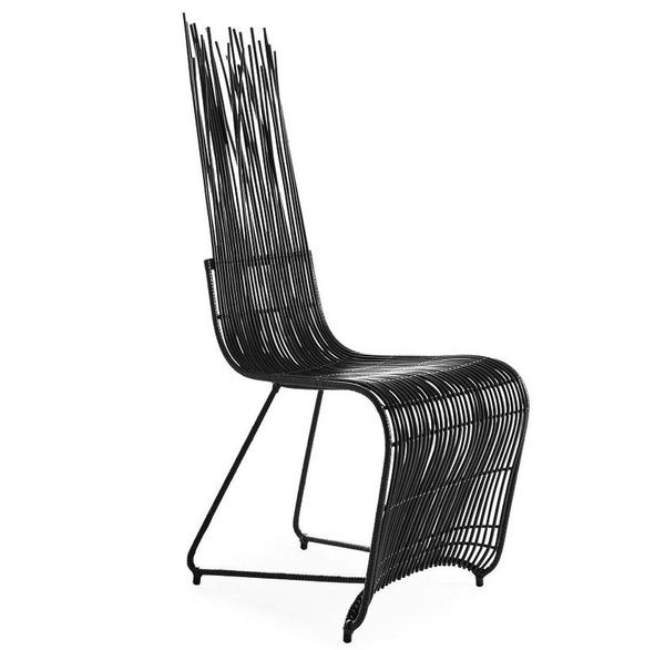 Le fauteuil « Yoda » de Kenneth Cobonpue épouse parfaitement la forme de votre corps. La structure en métal est recouverte de plusieurs tiges de rotins courbées une à une et se rejoignant à l’extrémité pour former le dossier du fauteuil. À la fois souple et solide, le rotin supporte un poids important et soutient parfaitement le dos.