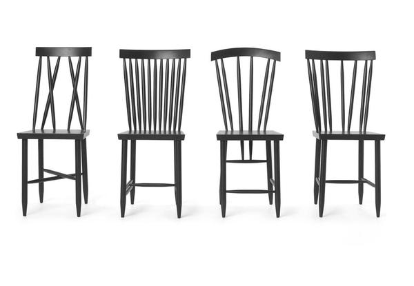 Lina Nordqvist réinterprète les traditionnelles chaises en bois suédoises. La collection « Family Chairs » regroupe quatre chaises que la designer a imaginées comme les membres d'une famille ! Elles se ressemblent et forment un groupe homogène, mais en regardant de plus près, on se rend compte que chacune est différente. Les dossiers, les piètements, la position des barreaux diffèrent d'une chaise à l'autre. 660 € (lot de deux) chez Made in design.