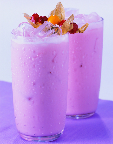 Parée d’une brochette de fruits, l’élégante boisson peut-être servie lors d’un apéritif estival