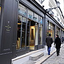 Niché dans une jolie ruelle pavée du quartier de l'Odéon, "Un Dimanche à Paris"