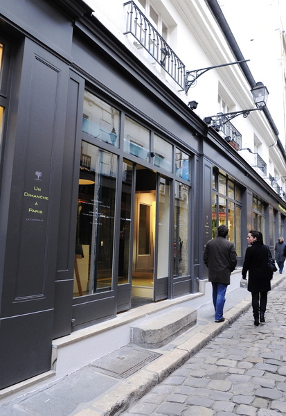 Niché dans une jolie ruelle pavée du quartier de l'Odéon, "Un Dimanche à Paris"