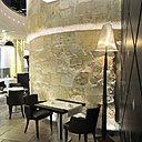 Très beau cadre avec pierre apparente sur plusieurs niveaux