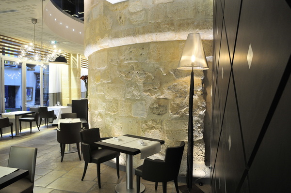 Très beau cadre avec pierre apparente sur plusieurs niveaux