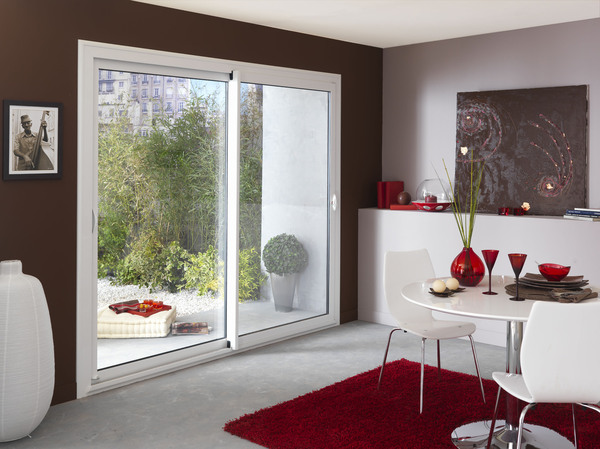 Les baies vitrées K par K offrent le maximum de lumière et un design très épuré. Finesse et solidité maximum, isolation et design haut de gamme, pour des baies coulissantes tout en couleurs.