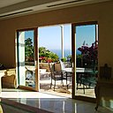 Ce coulissant grandes dimensions de Bieber  est la solution qui cumule efficacités thermique et acoustique tout en offrant la possibilité de baies de grandes dimensions et de couleurs.