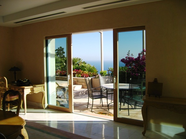 Ce coulissant grandes dimensions de Bieber  est la solution qui cumule efficacités thermique et acoustique tout en offrant la possibilité de baies de grandes dimensions et de couleurs.