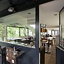 Vestige d’une autre époque, le poste de pilotage a été conservé et recouvert d’une peinture antirouille. Portes, ouvertures, table, plan de travail, suspension, Evasion 55.