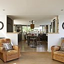 Mélange d’industriel et de vintage ; fauteuils club chinés, coussins, Rouge du Rhin.