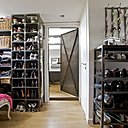 Astucieusement dissimulé derrière la chambre, un dressing très métal, création, Evasion55.