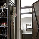 Cette ancienne porte de cale sert de séparation entre le dressing et la salle de bains.