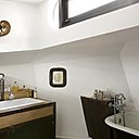 Toujours dans le même esprit, une salle de bains métal et chêne, création, Evasion 55.